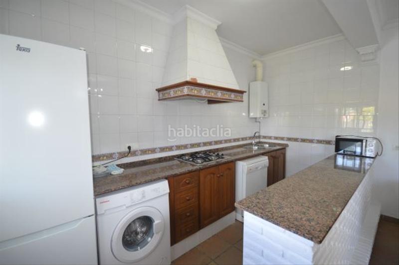 Foto ed4979c1-771a-4428-aa47-cf673c8a313f. Alquiler casa adosada en calle de sevilla 97 chalet con piscina y jardín en fuente del gallo a 200 metros de la playa. 2 dormitorios, cocina completa. salón - comedor, chime en Conil de la Frontera