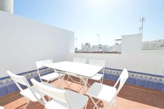 Lloguer Dúplex a Calle misericordia 6. Está en 2 plantas. dispone de un salón-comedor con cocina , 2 ba