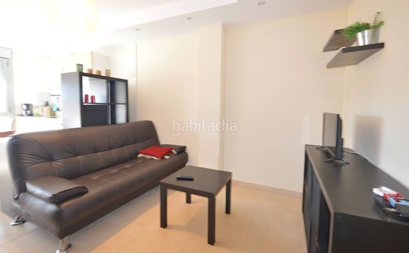Foto af805f53-ba66-4ed4-b014-ec879cf3b2d7. Alquiler apartamento en lugar posada 148 salon-comedor cocina con sofacama de matrimonio, baño completo, habitacion con cama de matrimonio. piscina en la urbanización
a 2 en Llanes