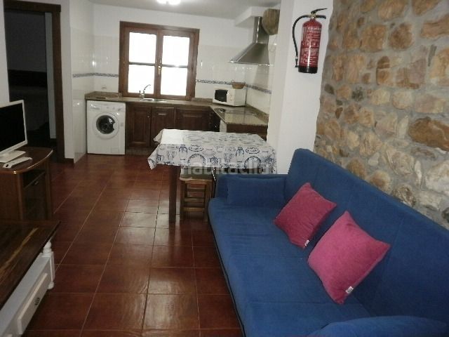 Foto 206ad264-86d3-42a2-91c0-6f78f6634e82. Alquiler apartamento en parque poo 63 apartamento de 1 habitacion en planta baja con cama de matrimonio, salón-comedor-cocina, baño, terraza con mesas y sillas en Cabrales