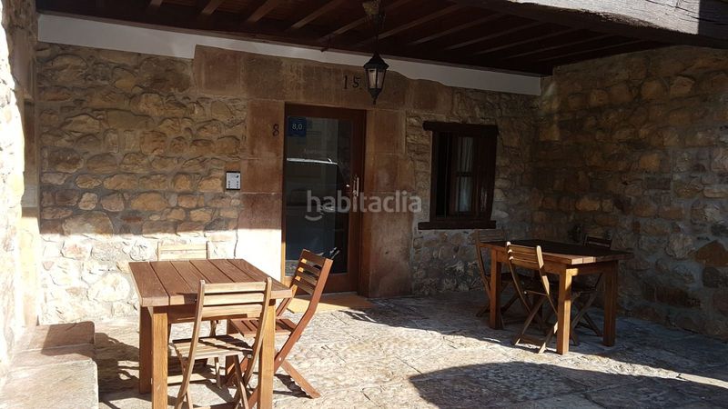 Foto 4a6a4084-1055-4660-a6ac-9c6256a4fd06. Alquiler apartamento en parque poo 63 apartamento de 1 habitacion en planta baja con cama de matrimonio, salón-comedor-cocina, baño, terraza con mesas y sillas en Cabrales