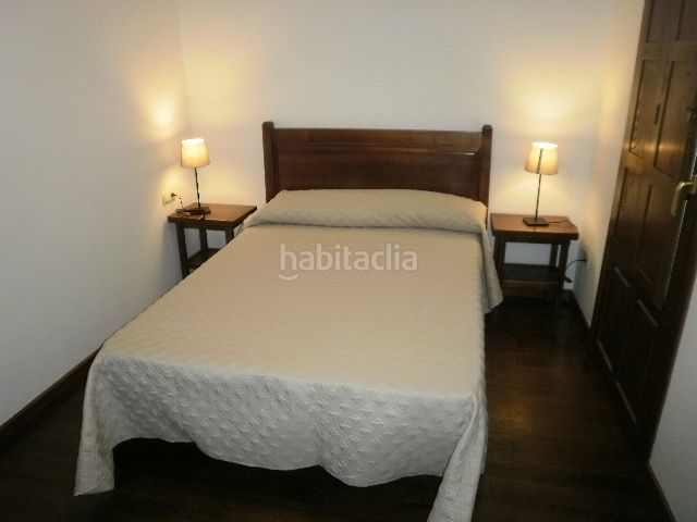 Foto 4b07152c-d9c5-488a-b423-8fa85ac13f3a. Alquiler apartamento en parque poo 63 apartamento de 1 habitacion en planta baja con cama de matrimonio, salón-comedor-cocina, baño, terraza con mesas y sillas en Cabrales