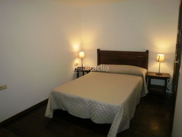 Foto 74b341e3-c199-4dd4-9efc-cf46d9b567af. Alquiler apartamento en parque poo 63 apartamento de 1 habitacion en planta baja con cama de matrimonio, salón-comedor-cocina, baño, terraza con mesas y sillas en Cabrales