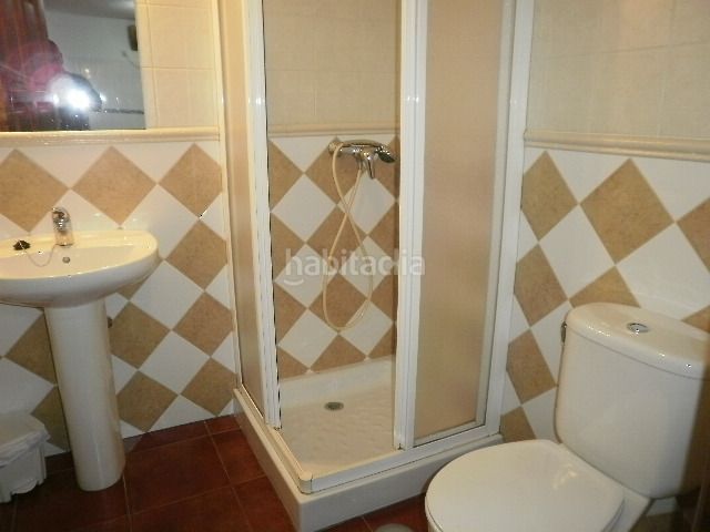 Foto 9a6a0e97-3311-45f7-a8c5-fb7080b74231. Alquiler apartamento en parque poo 63 apartamento de 1 habitacion en planta baja con cama de matrimonio, salón-comedor-cocina, baño, terraza con mesas y sillas en Cabrales