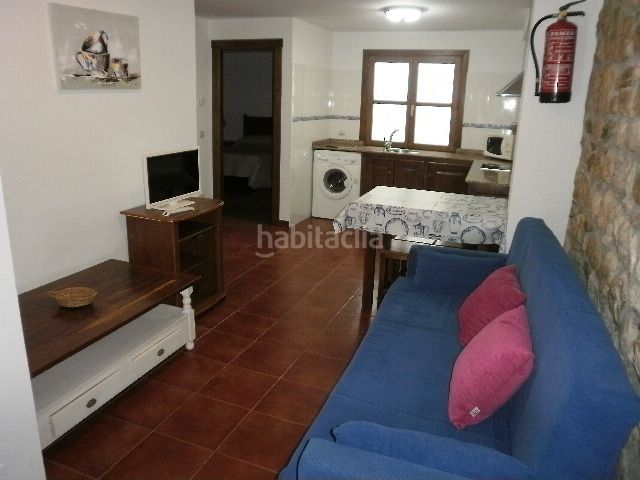 Foto d30b8fc2-91d0-43a3-a65a-03ec5f6f0595. Alquiler apartamento en parque poo 63 apartamento de 1 habitacion en planta baja con cama de matrimonio, salón-comedor-cocina, baño, terraza con mesas y sillas en Cabrales