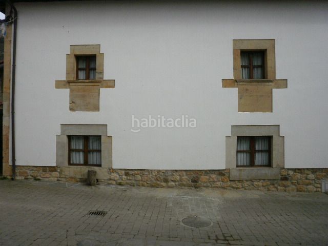 Foto ee893f3e-8c16-47aa-8c81-e508fd79c00b. Alquiler apartamento en parque poo 63 apartamento de 1 habitacion en planta baja con cama de matrimonio, salón-comedor-cocina, baño, terraza con mesas y sillas en Cabrales
