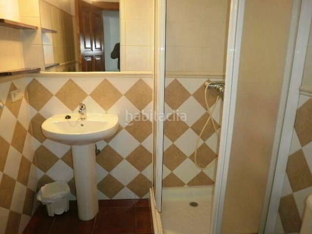 Foto f865a4bf-db73-47e8-a3cb-bbdec4243cd1. Alquiler apartamento en parque poo 63 apartamento de 1 habitacion en planta baja con cama de matrimonio, salón-comedor-cocina, baño, terraza con mesas y sillas en Cabrales