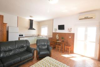 Lloguer Apartament a Calle san francisco 10. Cama de matrimonio, salón-comedor-cocina, baño y terraza muy lum