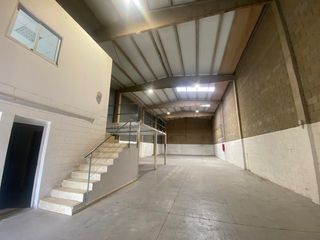 Location Bâtiment à usage industriel  Carrer berguedà. En normativa - lista para entrar