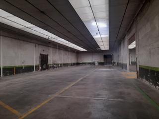 Miete Fabrikhalle  Passeig de sanllehy. Nave a tres vientos con patio perimetral
