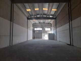 Rent Industrial building  Carrer tallers. Buen estado, diáfana con patios