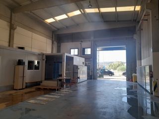Rent Industrial building  Carrer de les escàcies. Esquinera, buen estado, lista para entrar