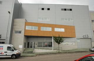 Industrial building in Valadares - Beade. Nave industrial de dos plantas, distribuida en varias estancias.