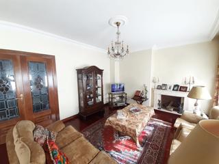 Piso en Bouzas. Venta de amplia vivienda de 165 metros con techos altos , distri