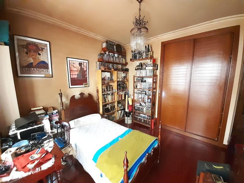 Foto 1930887b-3a27-4cb1-810e-ddc76984b0ff. Piso venta de amplia vivienda de 165 metros con techos altos , distribuidos en 5 dormitorios , armarios empotrados , tres baños , uno d en Vigo