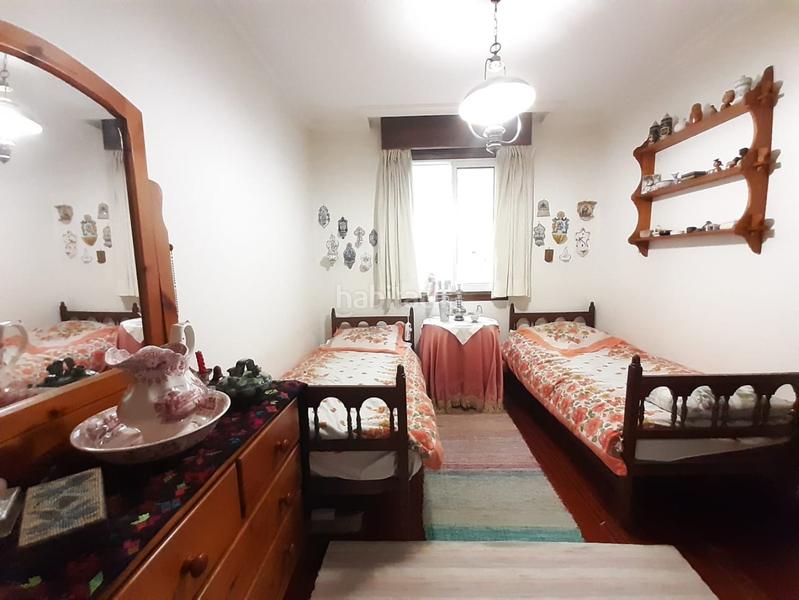 Foto 1bda6623-6ada-45a9-bcd3-bce8a16f88ab. Piso venta de amplia vivienda de 165 metros con techos altos , distribuidos en 5 dormitorios , armarios empotrados , tres baños , uno d en Vigo