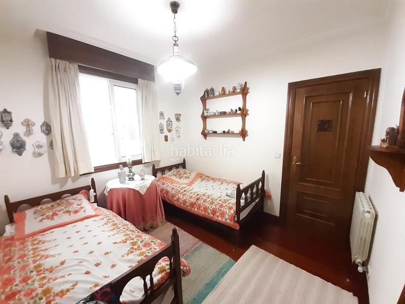Foto 40e578f3-90a4-42e1-9e91-ff8fef746407. Piso venta de amplia vivienda de 165 metros con techos altos , distribuidos en 5 dormitorios , armarios empotrados , tres baños , uno d en Vigo