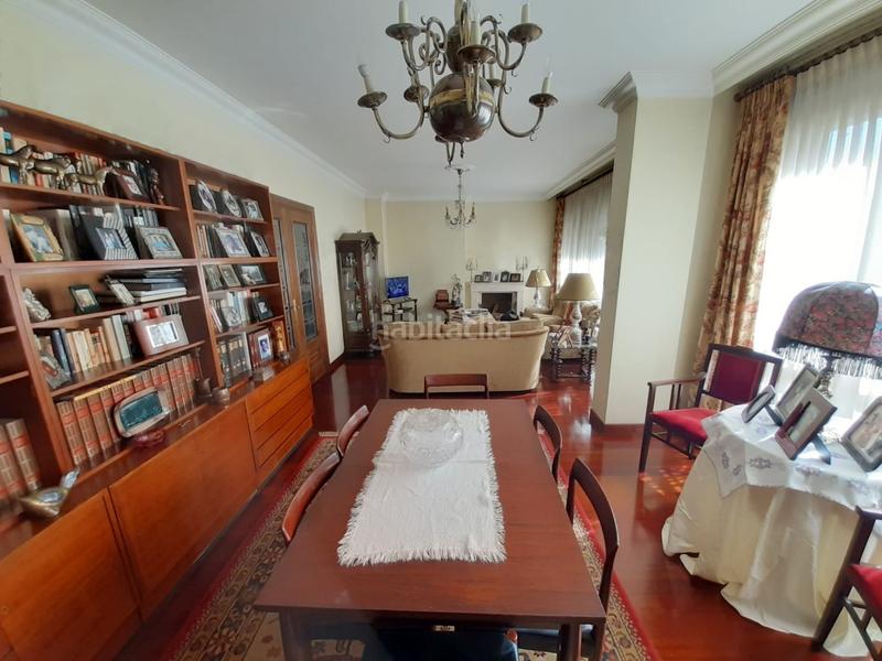 Foto 5dc762db-5d26-40a5-8a0a-915ec85656fc. Piso venta de amplia vivienda de 165 metros con techos altos , distribuidos en 5 dormitorios , armarios empotrados , tres baños , uno d en Vigo