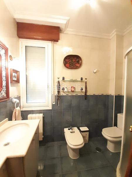 Foto 61beee9e-ca47-4046-974e-b7a7f4246282. Piso venta de amplia vivienda de 165 metros con techos altos , distribuidos en 5 dormitorios , armarios empotrados , tres baños , uno d en Vigo