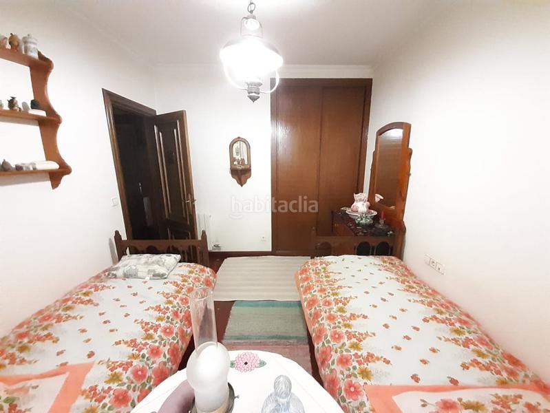 Foto 8a26a719-9f32-4322-a790-2e0634e545c6. Piso venta de amplia vivienda de 165 metros con techos altos , distribuidos en 5 dormitorios , armarios empotrados , tres baños , uno d en Vigo
