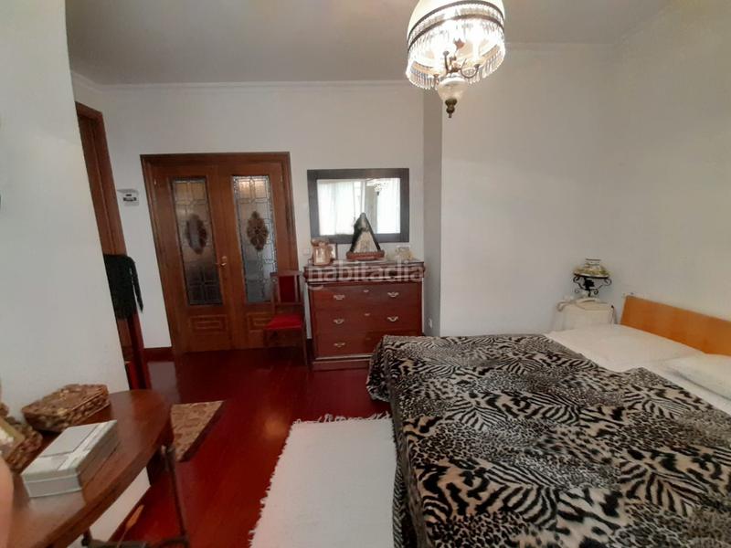 Foto 9cf0f5f8-abe5-4cc6-8469-61d9874c9b1f. Piso venta de amplia vivienda de 165 metros con techos altos , distribuidos en 5 dormitorios , armarios empotrados , tres baños , uno d en Vigo