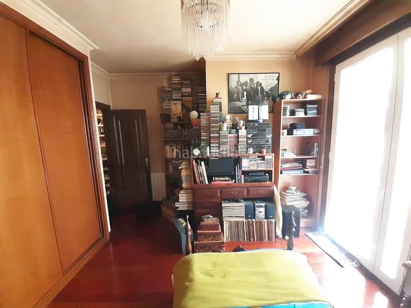 Foto ad05a3d6-b63b-4537-96ce-cf978742cb6f. Piso venta de amplia vivienda de 165 metros con techos altos , distribuidos en 5 dormitorios , armarios empotrados , tres baños , uno d en Vigo