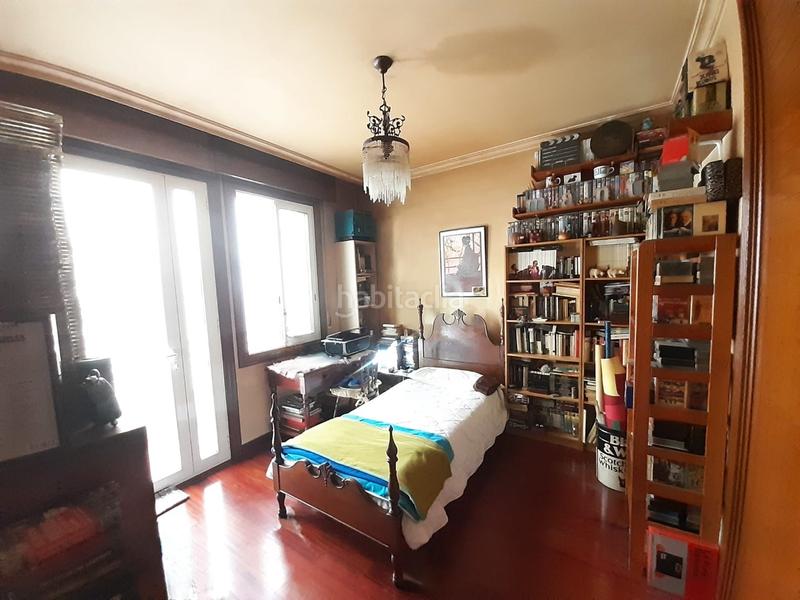 Foto c5c926c2-61aa-48d4-8a40-b1251d357ac1. Piso venta de amplia vivienda de 165 metros con techos altos , distribuidos en 5 dormitorios , armarios empotrados , tres baños , uno d en Vigo