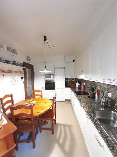 Foto e230ce92-3862-4f7e-a575-e98317eed9cc. Piso venta de amplia vivienda de 165 metros con techos altos , distribuidos en 5 dormitorios , armarios empotrados , tres baños , uno d en Vigo