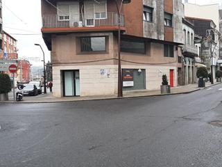 Lloguer Local Comercial a Porriño (O). Local de tres plantas con mucha visibilidad y paso de gente en p