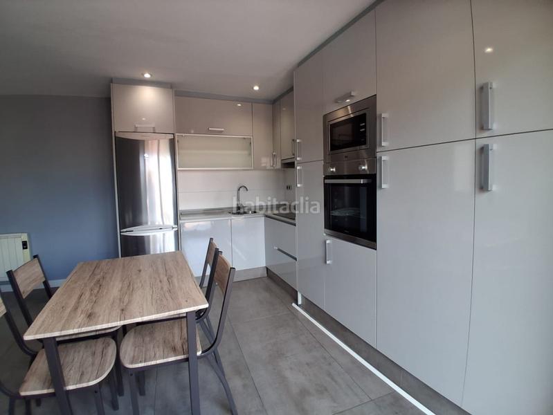 Foto 0ad40bba-7037-45aa-94b1-091298337e79. Piso  muy luminoso en seixo, . la vivienda se distribuye en dos habitaciones con armarios empotrados lacados en blanco y salid en Marín