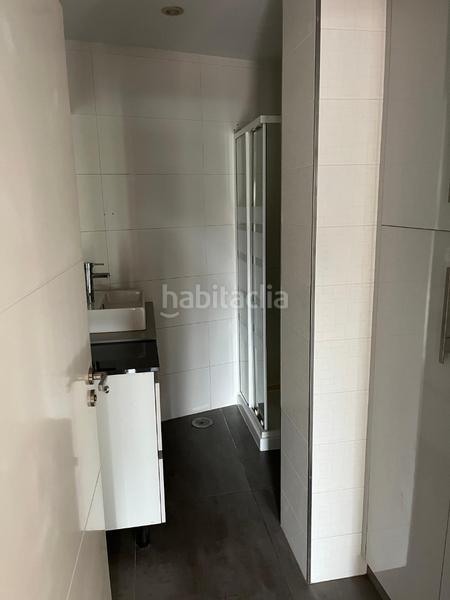 Foto 7b10141a-2d61-441b-9795-81260d8ff874. Piso  muy luminoso en seixo, . la vivienda se distribuye en dos habitaciones con armarios empotrados lacados en blanco y salid en Marín
