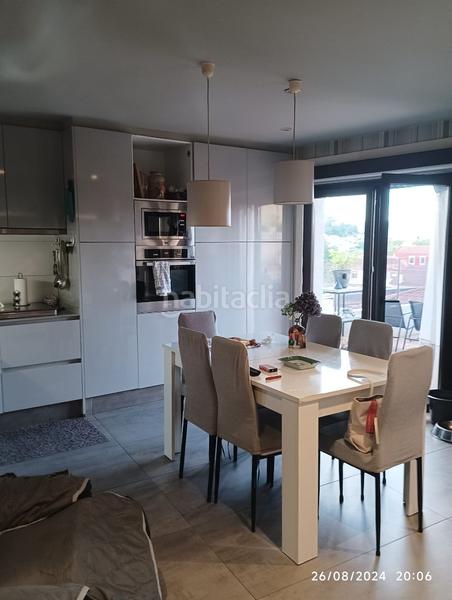 Foto 9a0c95fe-34f2-4959-a48b-b1215f01c75f. Piso  muy luminoso en seixo, . la vivienda se distribuye en dos habitaciones con armarios empotrados lacados en blanco y salid en Marín