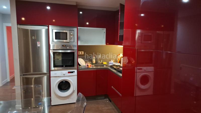 Foto 89c46a00-f432-49a9-bd21-7796129e5daa. Piso  muy luminos en seixo, . la vivienda se distribuye en dos habitaciones con armarios empotrados lacados en blanco, salónco en Marín