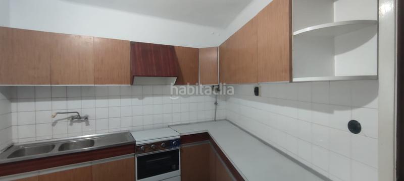 Foto 3f183ecc-e833-4b16-a01d-e636287de41a. Piso  para reformar a tu gusto cerca del centro comercial travesía ! amplia vivienda con excelente potencial, ideal para dis en Vigo