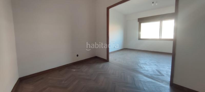 Foto 5276ac78-1c64-4e40-9c82-f4ce4f1fe2f5. Piso  para reformar a tu gusto cerca del centro comercial travesía ! amplia vivienda con excelente potencial, ideal para dis en Vigo