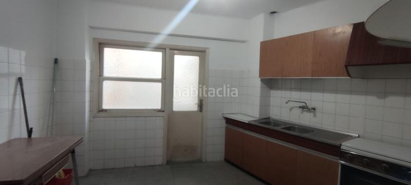 Foto 66b187c2-24df-4da6-8802-e42b419b55b3. Piso  para reformar a tu gusto cerca del centro comercial travesía ! amplia vivienda con excelente potencial, ideal para dis en Vigo