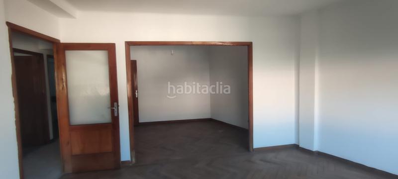 Foto 6903f265-ac73-45ef-bf64-8f899d2a41a8. Piso  para reformar a tu gusto cerca del centro comercial travesía ! amplia vivienda con excelente potencial, ideal para dis en Vigo