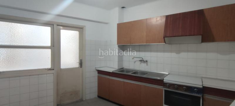 Foto 726fb1fc-614a-46b1-8026-663a493d4a6b. Piso  para reformar a tu gusto cerca del centro comercial travesía ! amplia vivienda con excelente potencial, ideal para dis en Vigo
