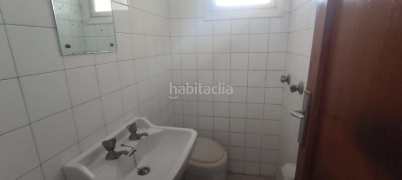 Foto 8661a839-34a2-49a9-aa70-44f8e637e082. Piso  para reformar a tu gusto cerca del centro comercial travesía ! amplia vivienda con excelente potencial, ideal para dis en Vigo