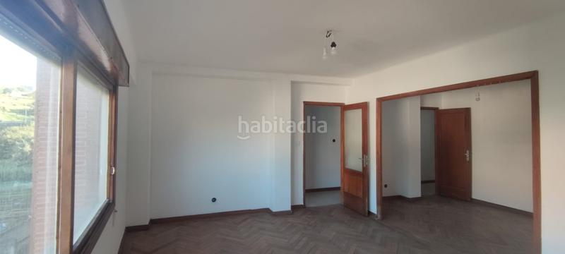 Foto c3373ed7-5bf6-4127-95e3-8243c3d92e98. Piso  para reformar a tu gusto cerca del centro comercial travesía ! amplia vivienda con excelente potencial, ideal para dis en Vigo