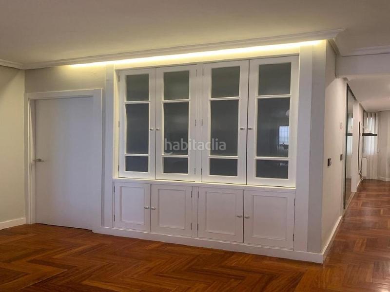 Foto 55b8b98f-ada6-4b63-9319-a9bda8ce735f. Piso bonito apartamento reformado de 71 metros que consta de salón, cocina independiente con cerramiento acristalado , 2 dormitorios y en Vigo