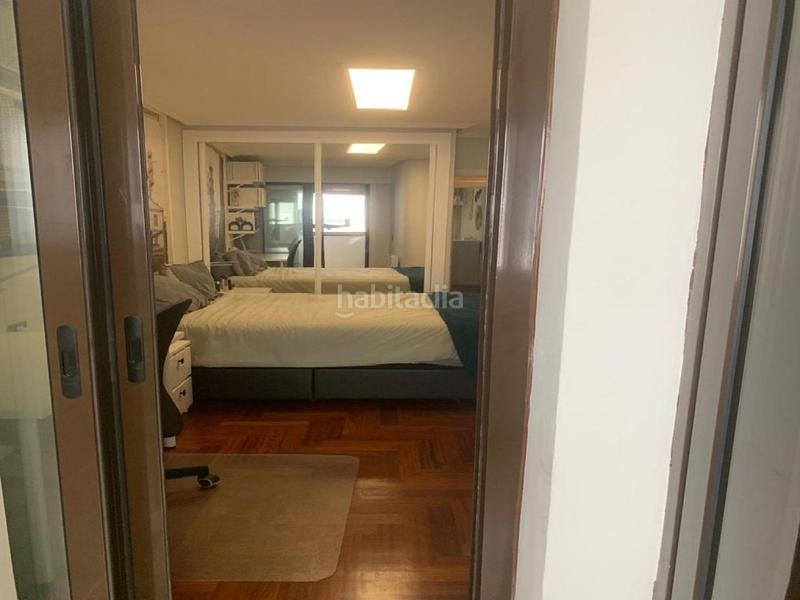 Foto c21bde83-3569-4bd7-86a9-ecc54aac067e. Piso bonito apartamento reformado de 71 metros que consta de salón, cocina independiente con cerramiento acristalado , 2 dormitorios y en Vigo