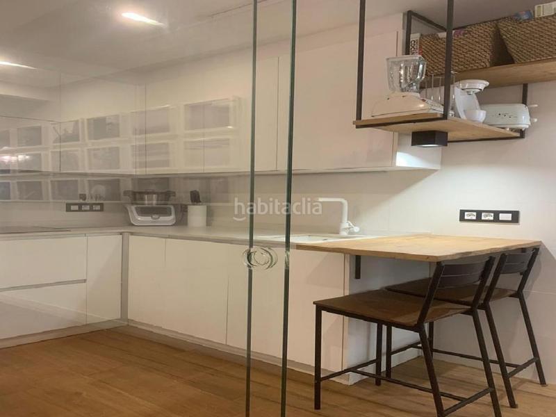 Foto db8e07d2-2b8c-4459-bb76-65a2b24fb288. Piso bonito apartamento reformado de 71 metros que consta de salón, cocina independiente con cerramiento acristalado , 2 dormitorios y en Vigo
