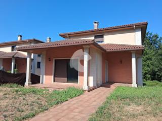 Casa a Tomiño. Oportunidad! vivienda unifamiliar con jardín y garaje se vende f