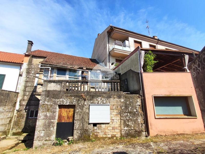 Foto 44b52d13-b562-42a0-8a50-3543365d5764. Casa adosada oportunidad de compra de casa de piedra con multitud de opciones , ya que se puede rehabilitar y dejar como vivienda en dos en Tui