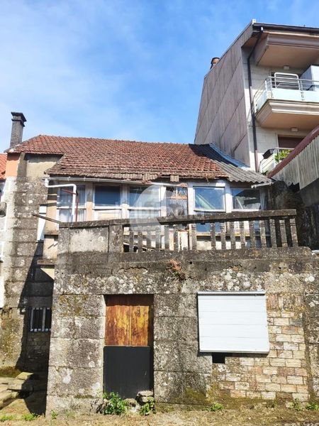Foto 5385c8ef-3276-4421-a196-115f5e30c719. Casa adosada oportunidad de compra de casa de piedra con multitud de opciones , ya que se puede rehabilitar y dejar como vivienda en dos en Tui