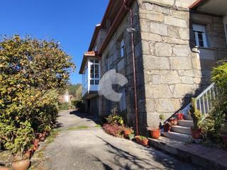 Haus in Cangas Pueblo. Gran casa situada en darbo, perteneciente a la localidad costera