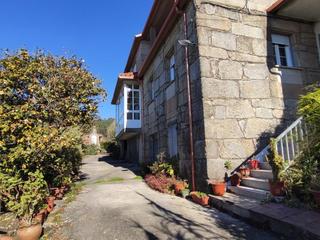 Casa a Cangas Pueblo. Gran casa situada en darbo, perteneciente a la localidad costera
