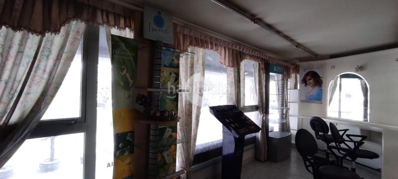 Foto 60009009-fddc-49b7-b3eb-218f58367a56. Alquiler local comercial peluquería en alquiler con licencia en la c gregorio espino, urbanización las palmeras. el acceso al local tiene escaleras. la pel en Vigo