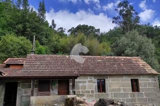 Casa en Mondariz. Estupenda casa de piedra en un entorno natural, se encuentra reh